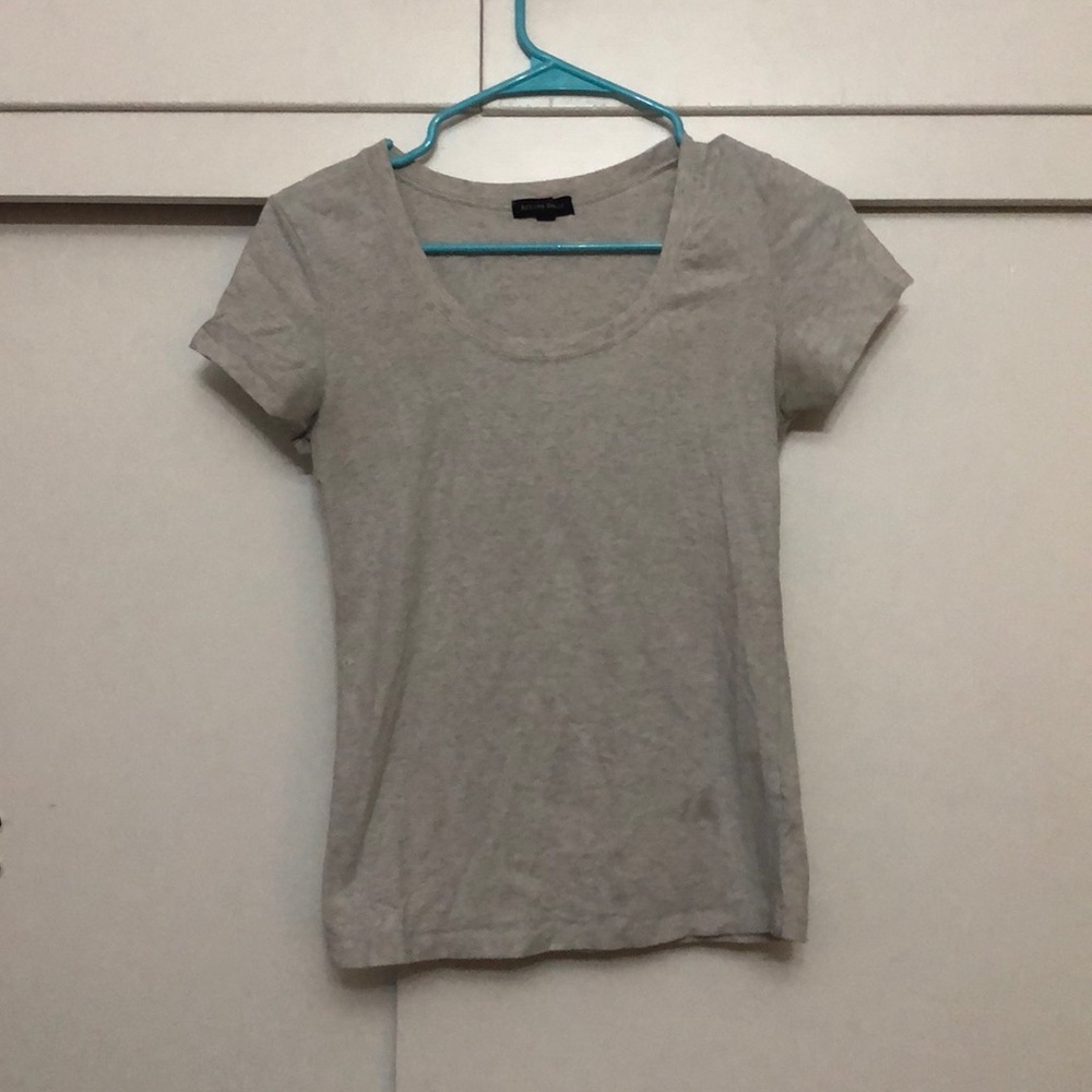 Fitted grey tee
